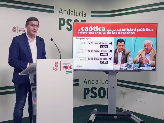 El secretario general del PSOE de Almería y parlamentario andaluz, José Luis Sánchez Teruel, en rueda de prensa