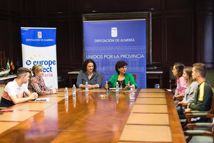 La diputada provincial de Promoción Económica e Iniciativas Europeas, Carmen Navarro, con los jóvenes que participan en el programa Erasmus +