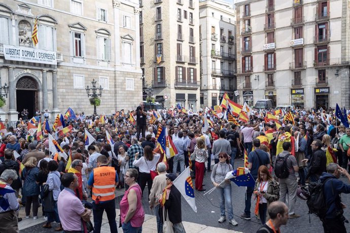 Assistents a la concentració sota el lema 'Ja n'hi ha prou! Justícia i convivncia', a Barcelona (Catalunya) el 20 d'octubre de 2019.