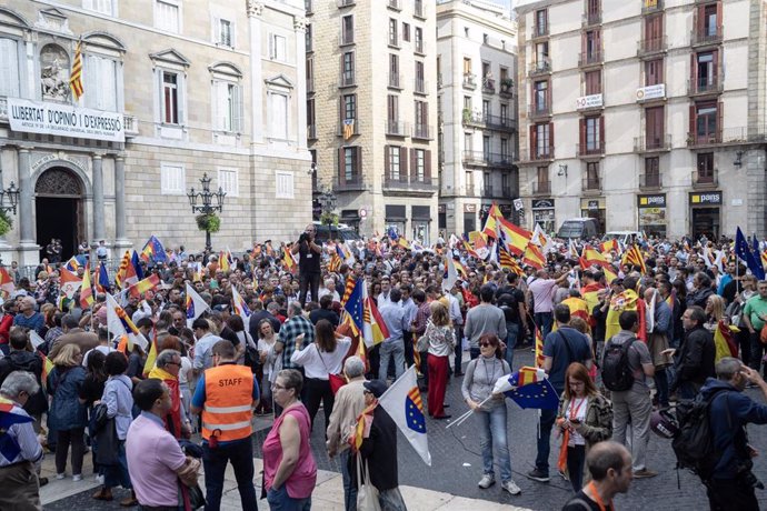 Asistentes a la concentración bajo el lema '¡Basta ya! Justicia y convivencia', en Barcelona (Cataluña) a 20 de octubre de 2019.