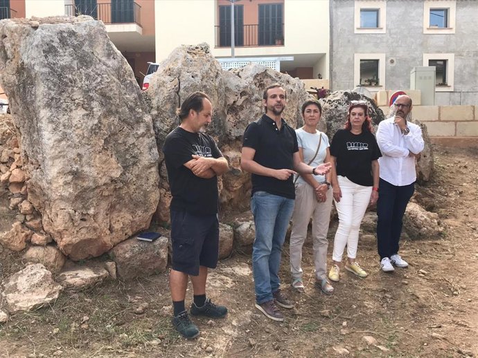 El regidor de Eduación y Política Lingüística del Ayuntamiento de Palma, Llorena Carrió, la coordinadora del área de Cultura, Francisca Niell, y representantes de las asociaciones de vecinos de Sant Jordi en la recuperación del yacimiento de Cas Quitxe