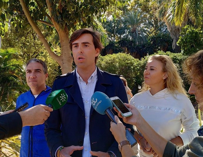 El vicesecretario de Comunicación del PP, Pablo Montesinos, el presidente del PP de Málaga, Elías Bendodo, y la candidata al Congreso por Málaga Carolina España