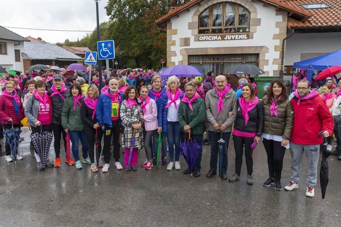 Revilla y cuatro consejeros en la marcha de Reocín contra el cáncer de mama