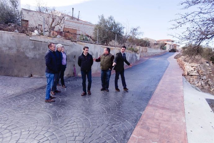 Visita de la Diputación a una calle cuyo pavimento se mejorará en Alcóntar