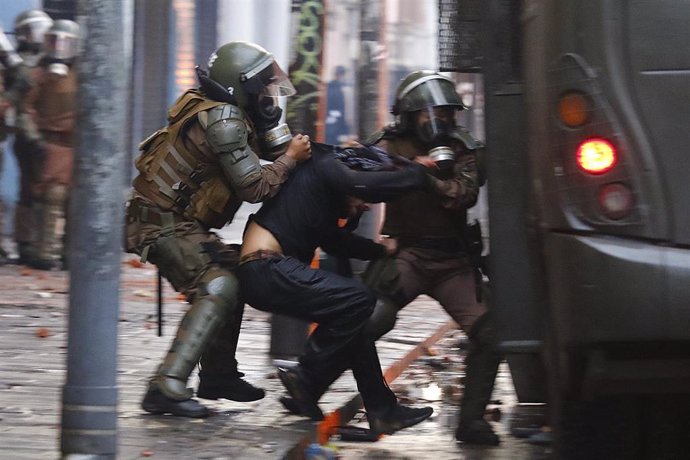 Detención de un manifestante por parte de policías antidisturbios en Valparaíso, Chile