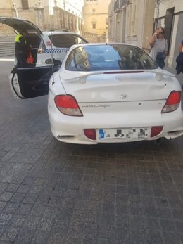 Coche multado en la Plaza Santa María