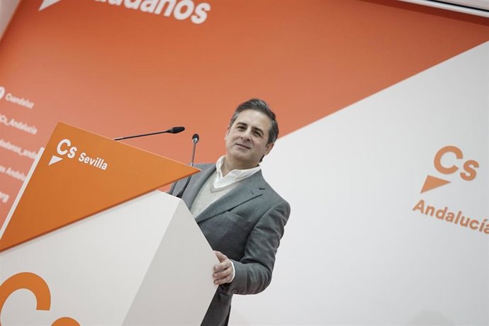 El candidato de Ciudadanos (Cs) al Senado por la provincia de Sevilla, Ángel Mayo, en una rueda de prensa