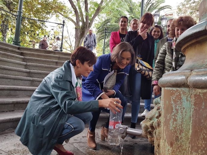 La ministra de Industria, Reyes Maroto, junto a la alcaldesa de Puertollano, Isabel Rodríguez, antes de protagonizar un acto público en la Ciudad Minera
