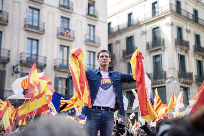 El president de Ciudadanos, Albert Rivera, amb dues banderes espanyoles a la concentració sota el lema 'Ja n'hi ha prou! Justícia i convivncia', a Barcelona (Catalunya) el 20 d'octubre de 2019.