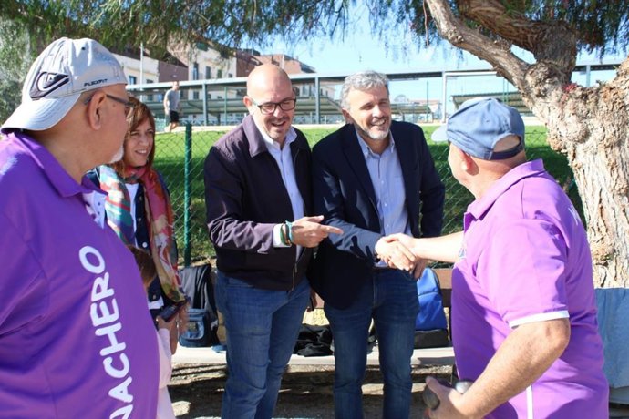 Lopez, Marilo Narvaez y Jorge Gallardo (PSOE) en visita al Club de Petanca
