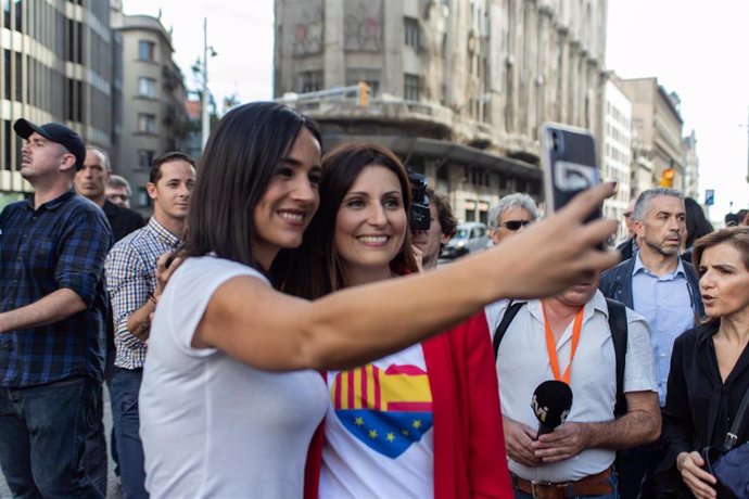 (I-D) La vicealcaldesa de Madrid, Begoña Villacís, y la portavoz de Ciudadanos en el Parlament y en el Senado, Lorena Roldán, se hacen una fotografía en la concentración bajo el lema '¡Basta ya! Justicia y convivencia', en Barcelona (Cataluña) a 20 de o