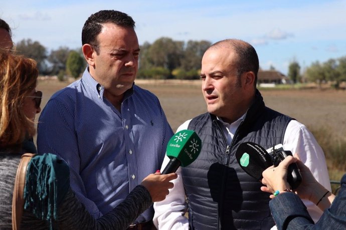 Carlos Hermoso y Julio Díaz, de Cs, atendiendo a los periodistas