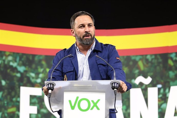 Acto público de Vox. En la imagen, el presidente de Vox, Santiago Abascal, durante su intervención, en Aguadulce (Almería, España), a 17 de octubre de 2019.