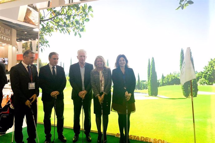La alcaldesa de Marbella y otras autoridades en un evento de golf