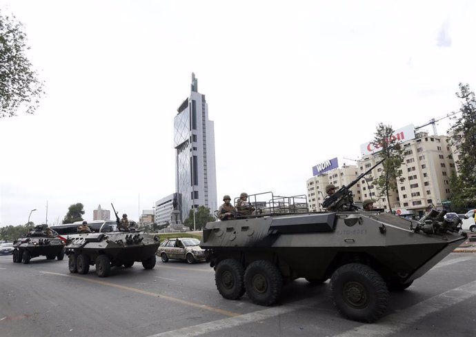 Tanquetas militares en la plaza de Italia de Santiago de Chile después del día de toque de queda