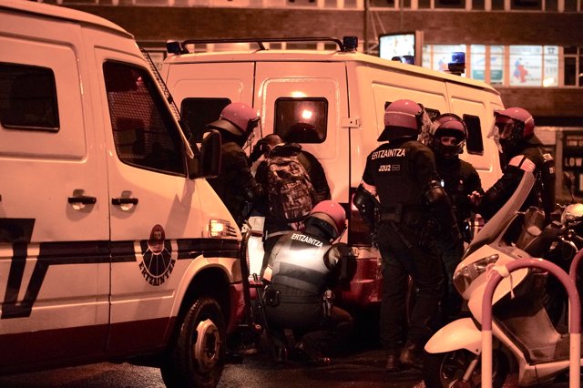 Altercados y manifestantes detenidos tras las protestas durante un acto de Vox en Bilbao a 20 de octubre de 2019