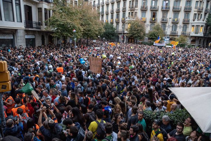 Concentració enfront de la Delegació del Govern en la setena jornada de protestes a Barcelona contra la sentncia del procés a 20 d'octubre de 2019
