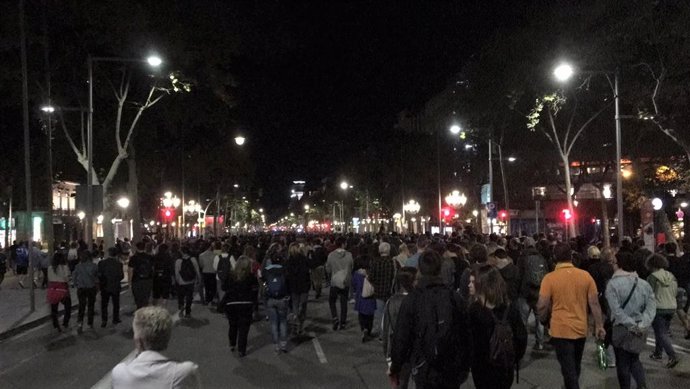 Más De 1.000 Personas Marchan Por El Paseo De Grcia De Barcelona Tras Una Concentración Cerca De La Delegación Del Gobierno Para Lanzar Bolsas De Basura, En El Séptimo Día De Protestas Contra La Sentencia Del 1-O.