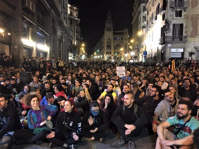 Miles de personas ante la Jefatura de Policía de Barcelona, en el séptimo día de protestas a raíz de la sentencia del 1-O.