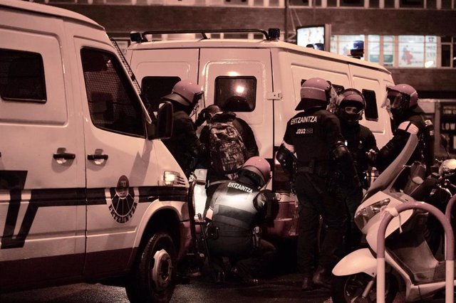 Altercados y manifestantes detenidos tras las protestas durante un acto de Vox en Bilbao a 20 de octubre de 2019