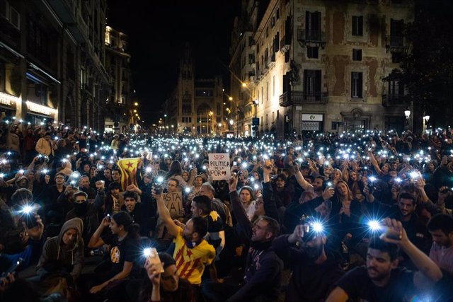Concentración frente a la Jefatura de Policía en la séptima jornada de protestas en Barcelona contra la sentencia del procés a 20 de octubre de 2019