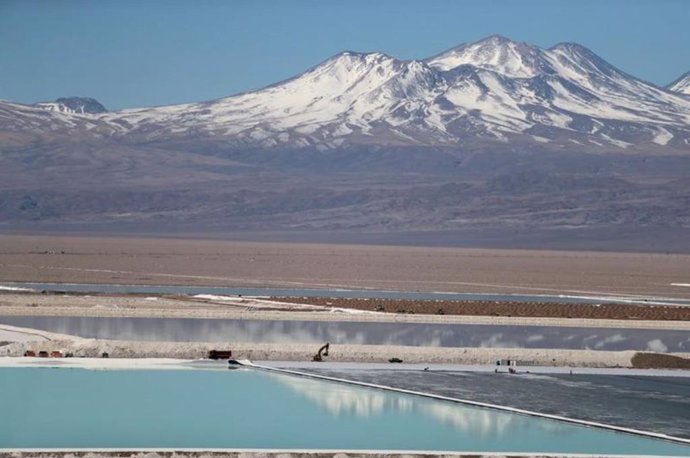 Pozo de salmuera de una mina de litio en Chile