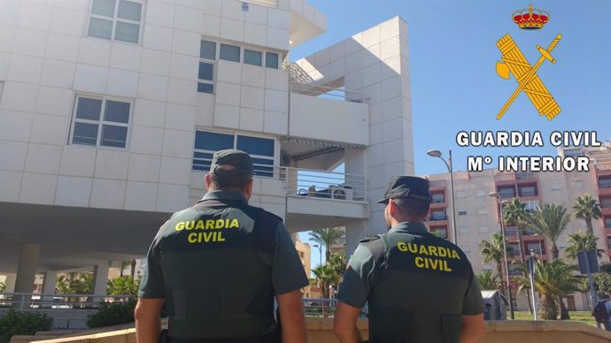 Agentes de la Guardia Civil auxilian a una mujer en coma y a su hija en una vivienda de Roquetas de Mar (Almería)
