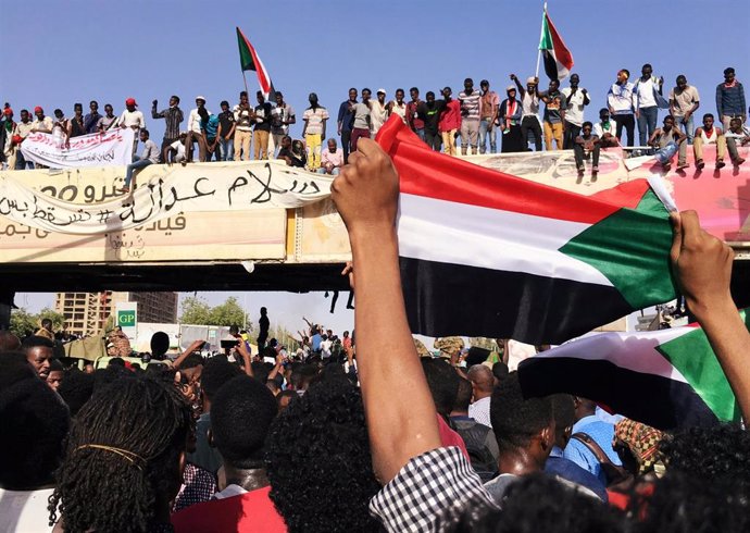 Manifestantes concentrados frente al Ministerio de Defensa en Jartum en abril