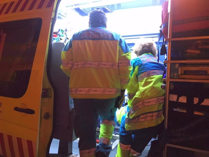 Imagen de recurso del equipo de Emergencias 112 Comunidad de Madrid en una ambulancia.