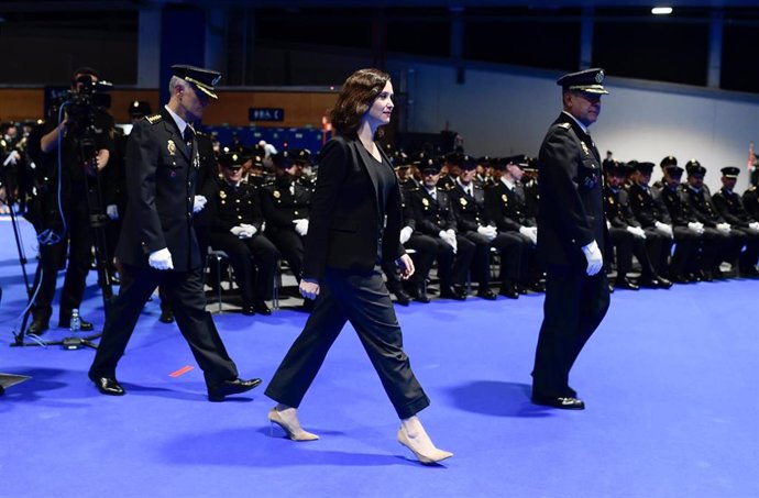Imagen de recurso de la presidenta de la Comunidad de Madrid, Isabel Díaz Ayuso, con representantes de Policía Nacional.