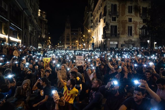 Concentració davant la Prefectura de Policia en la setena jornada de protestes a Barcelona contra la sentncia del procés a 20 d'octubre de 2019