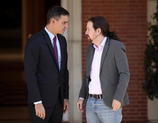 (I-D) El presidente del Gobierno en funciones, Pedro Sánchez y el secretario general de Podemos, Pablo Iglesias, momentos antes de su reunión en La Moncloa, para analizar la situación en Cataluña tras la sentencia del juicio del 'procés', en Madrid 8Españ