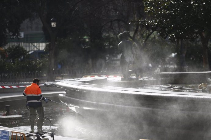 Imagen de recurso de un operario de limpieza trabajando en la Plaza de España de Madrid.