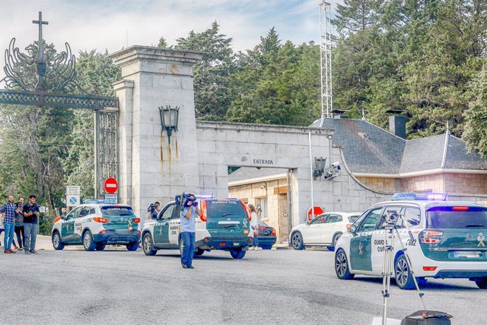 Diversos vehicles de la Gurdia Civil entren al Valle de los Caídos després del seu tancament.