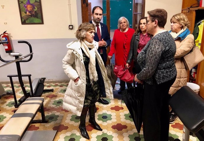 La ministra Maria Luisa Carcedo visita un centro terapéutico en Pravia.