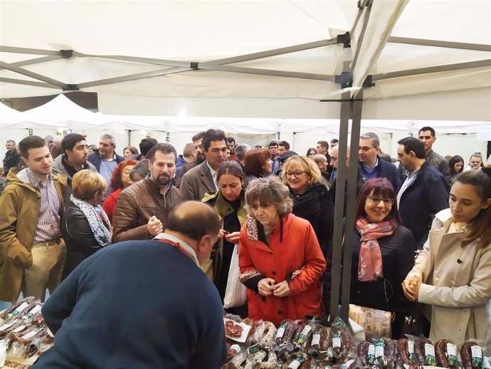 La ministra de Sanidad, Consumo y Bienestar Social en funciones, María Luisa Carcedo, visita la Feria de la Alubia de Saldaña (Palencia)