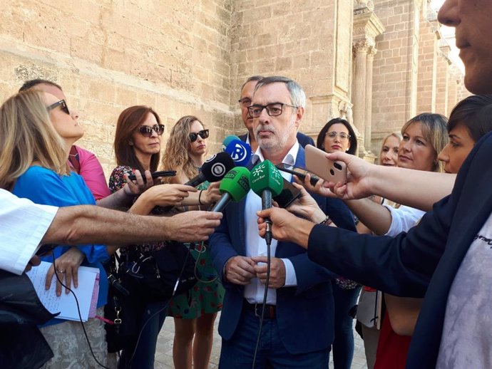 Villegas hace declaraciones a los medios en Almería