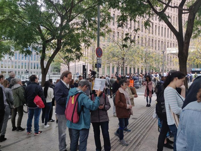 La protesta contra la "represión" ante la Ciutat de la Justicia genera colas en la entrada