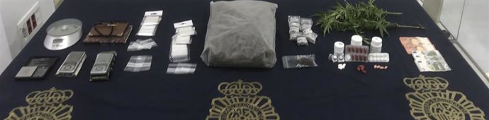 Efectos intervenidos por la Policía Nacional en una operación contra el menudeo de droga en Marbella (Málaga)