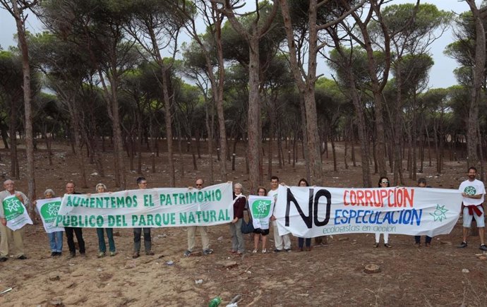 Ecologistas en una acción en el pinar frente al puerto de Barbate