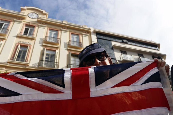 Manifestante en la plaza de La Constitución de la capital malagueña, donde británicos llegados de distintos puntos de La Axarquía y de la Costa del Sol, se manifiestan en contra de la salida del Reino Unido de Europa (Brexit) y de su primer ministro Bor