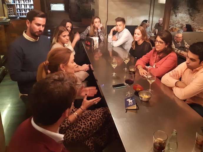 La candidata del PP al Congreso por Baleares, Marga Prohens, en un encuentro celebrado en Madrid con jóvenes de Baleares que estudian o trabajan en la capital española