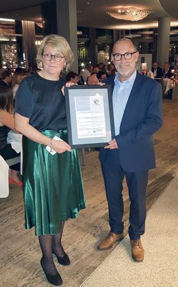 La secretaria general de la Espo, Isabelle Ryckbost, entrega la certificación al jefe de Medio Ambiente del Puerto de Barcelona, Jordi Vila,