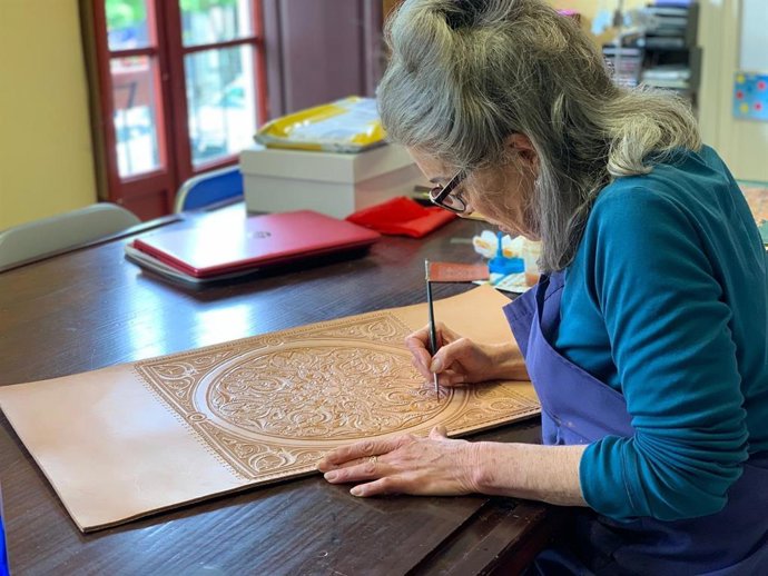 Munira Mendona, artesana nacida en EEUU, en su taller de Granada capital