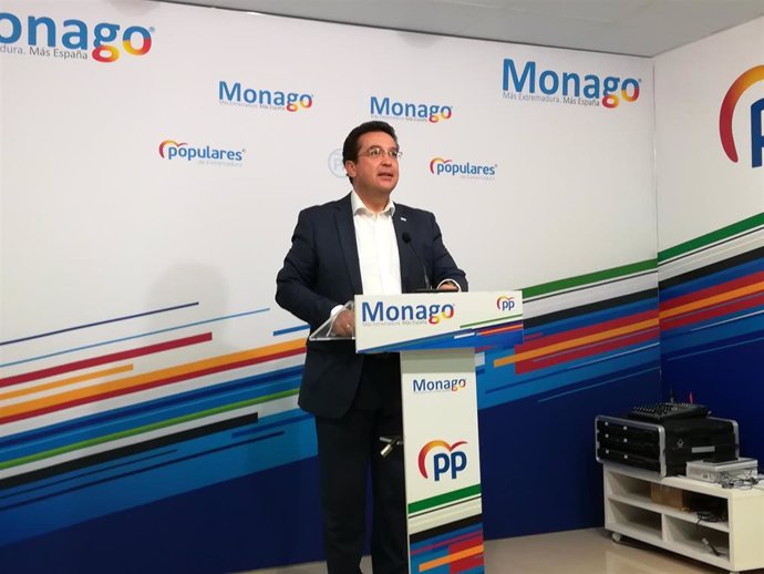 Fernando Manzano (PP) en rueda de prensa en Mérida
