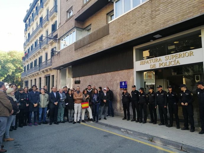 Concentración en Pamplona en apoyo a los Policías Nacionales desplegados a Cataluña
