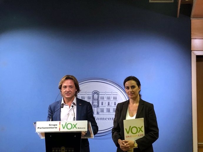 El presidente de Vox Baleares, Jorge Campos,  con la diputada de la formación, Idoia Ribas.