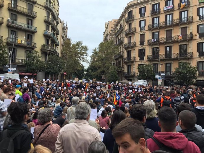 Concentració davant la Delegació del Govern espanyol per la visita de Pedro Sánchez a Barcelona
