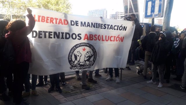 Concentración en los Juzgados de la Plaza Castilla del Movimiento Antirepresivo de Madrid en solidaridad con los detenidos el sábado en Sol