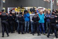 Escridassen Pedro Sánchez quan arriba a l'Hospital Sant Pau per visitar el policia ferit